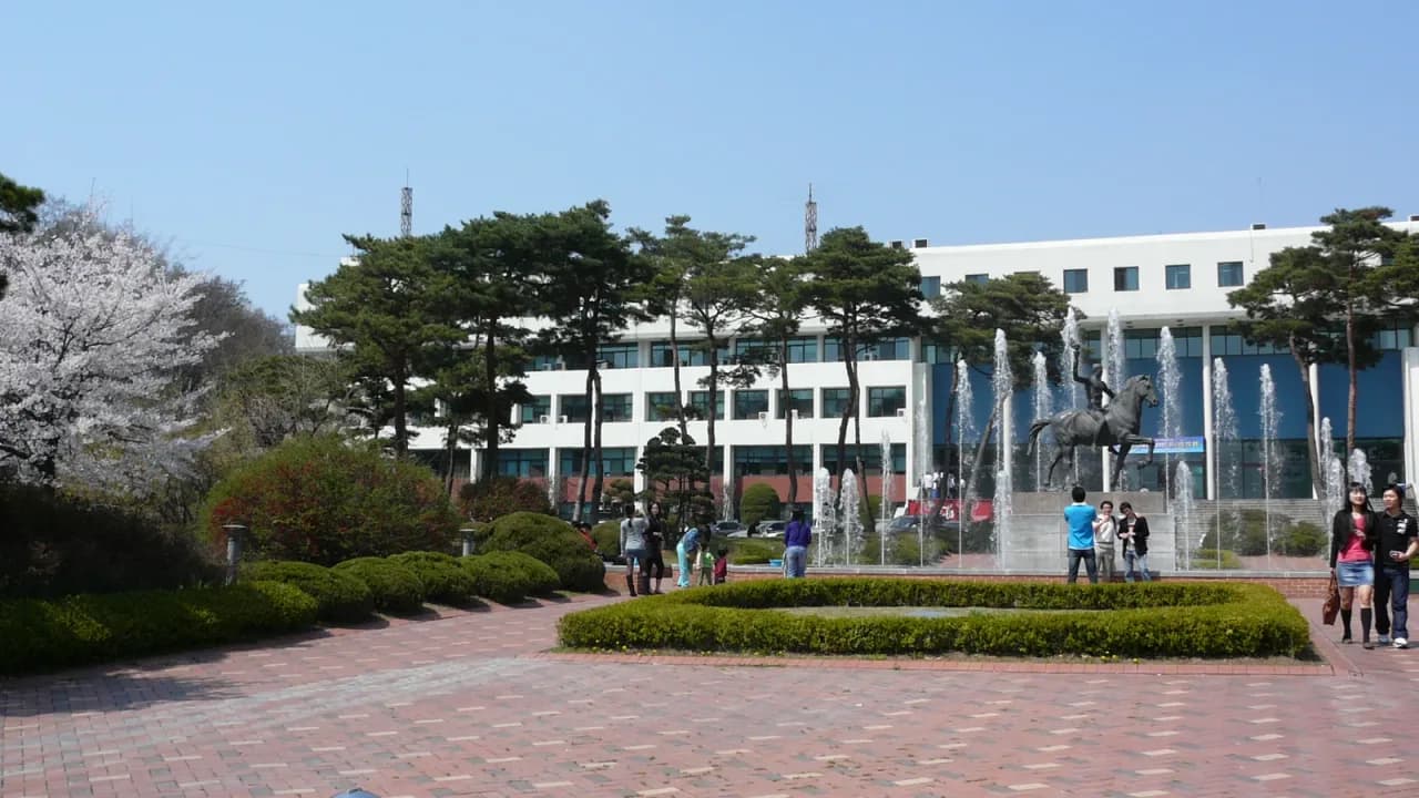아주대학교 수원캠퍼스 원천관과 선구자상 앞 분수광장