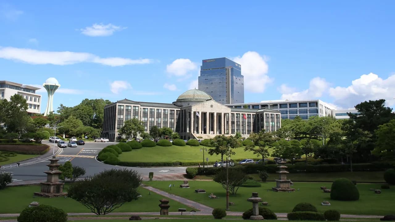 경북대학교 대구캠퍼스 본관과 주변 녹지가 보이는 전경