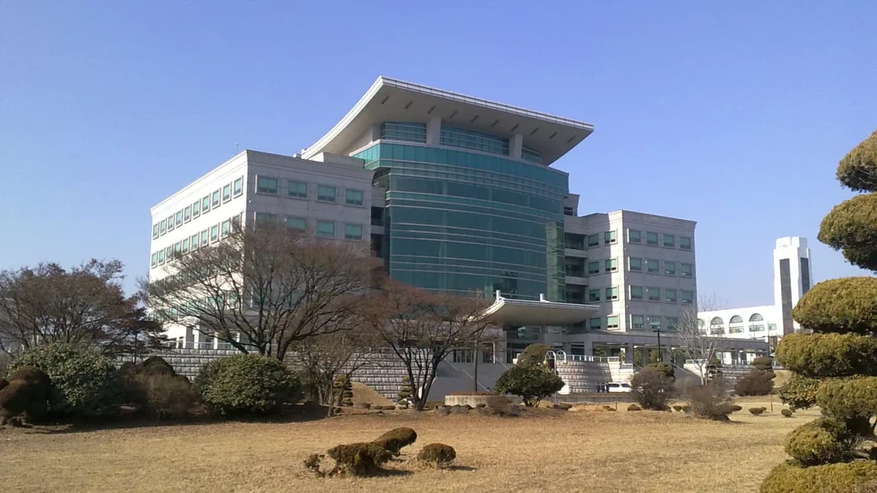 인하대학교 인천캠퍼스 정석학술정보관과 앞뜰