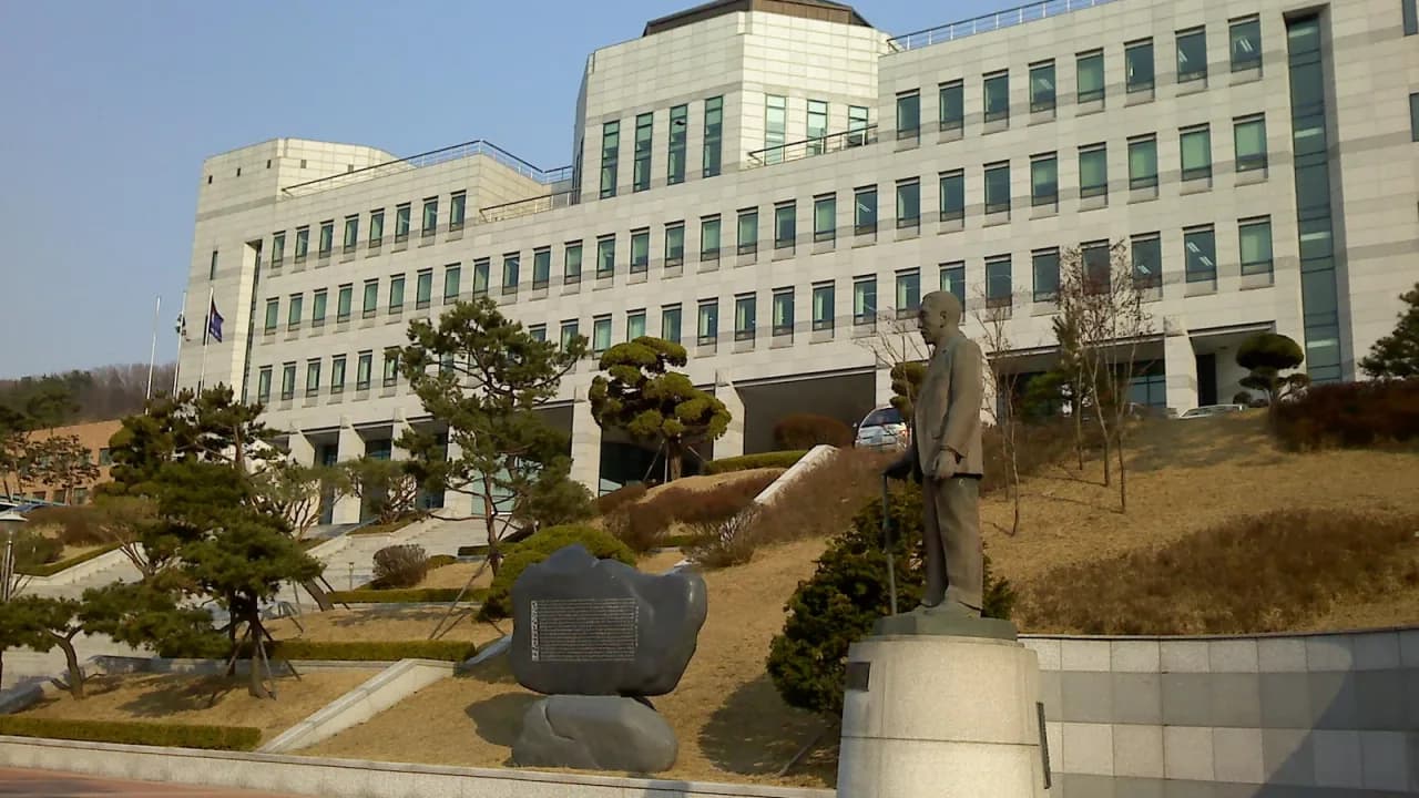 단국대학교 죽전캠퍼스 범정관과 설립자 범정 장형 동상