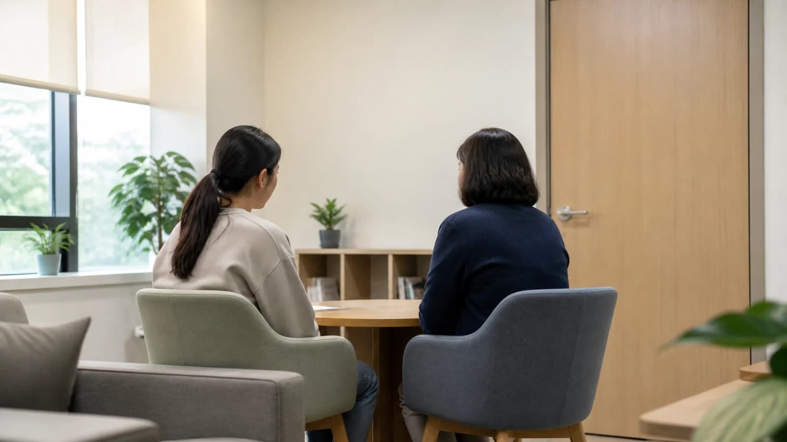 상담실에서 외국인 유학생이 지원 담당자와 이야기를 나누는 모습