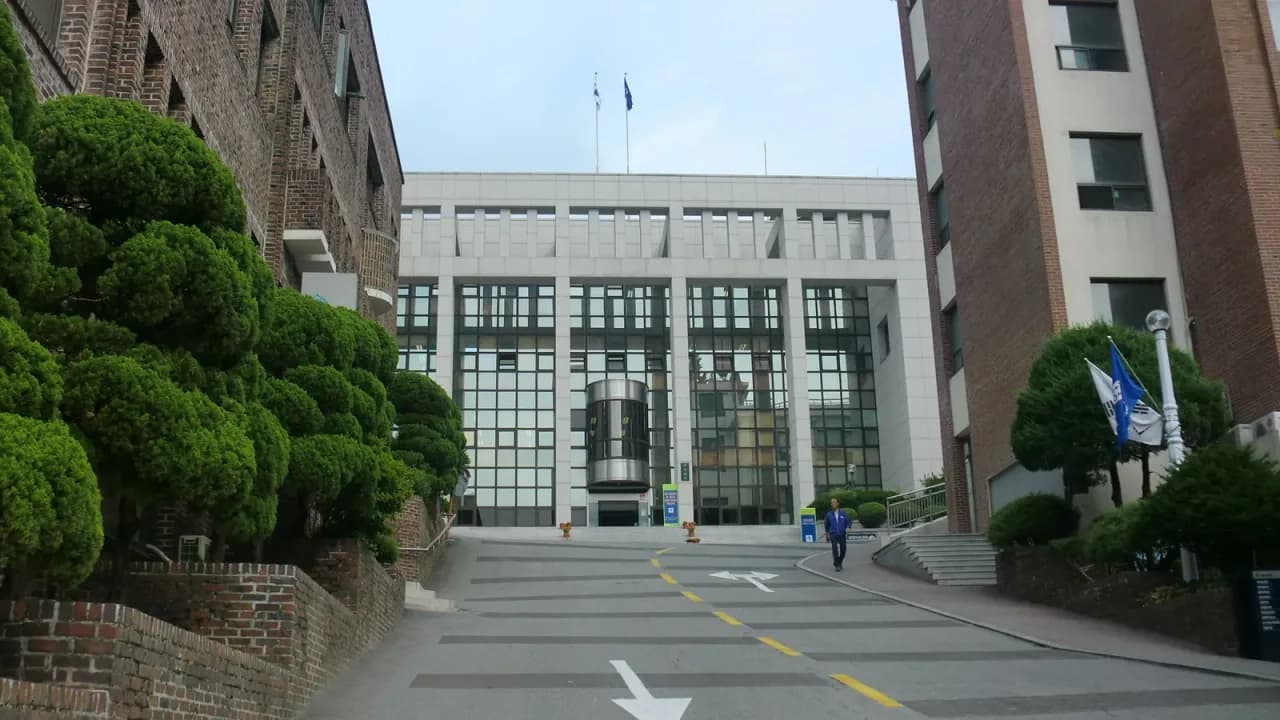 서울 종로구 상명대학교 서울캠퍼스의 경사진 진입로와 대학 건물