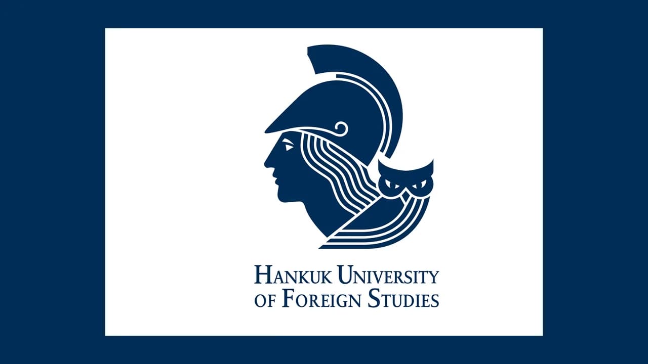 짙은 파란색 바탕의 흰색 영역에 미네르바와 부엉이 상징, HANKUK UNIVERSITY OF FOREIGN STUDIES 영문명이 배치된 한국외국어대학교 공식 로고